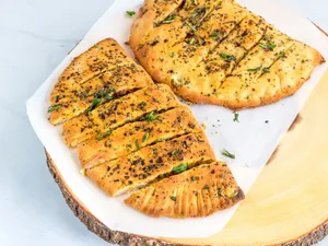Stuffed Veggies D-Shape Garlic Bread