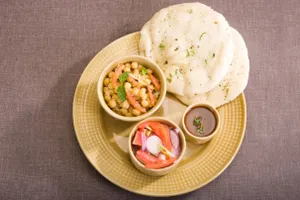 Chole Kulche (Gol)