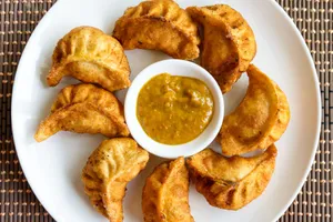 तंदूरी पनीर अचारी मोमोज़