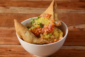 Samosa Chaat Meethi Dahi Full