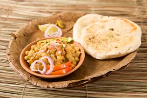 Fry Chole (Gol) Kulche