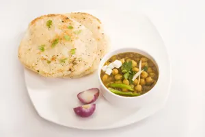 Chole Gol Kulche - 2Pcs