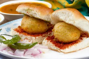 Paneer Vada Pav- Cheese Sauce
