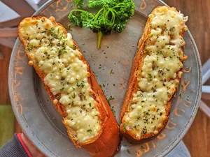 Veggie Garlic D-Shaped Bread