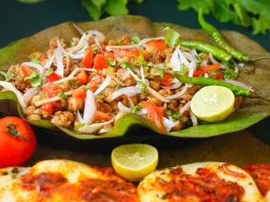 (Aloo Pyaaz Stuffing) Chole Kulche