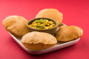 Bedmi Poori 5pcs, 2 sabji, Onion, Salad