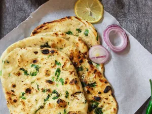 Aloo Pyaaz Kulcha (1 piece)