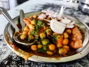 Samosa Chaat Meethi Dahi Half
