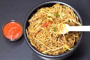 Hakka Noodles (half)