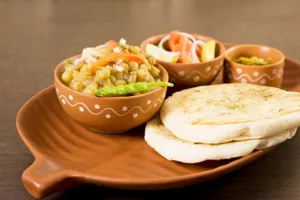 Plain Chole (Gol) Kulche