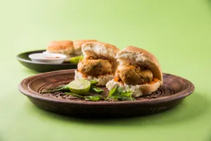 Makhani Sauce Vada Pav (1 pcs)